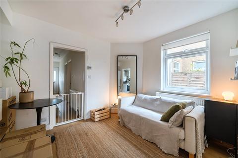 2 bedroom maisonette to rent, Kimble Road, London SW19