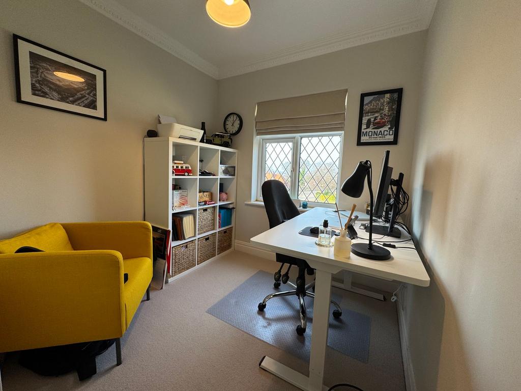 Bedroom/ Office