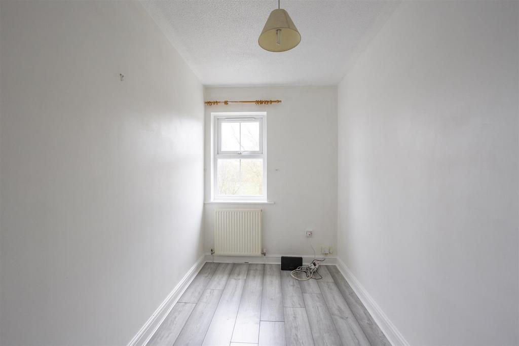 47 Aldborough Way 7.jpg