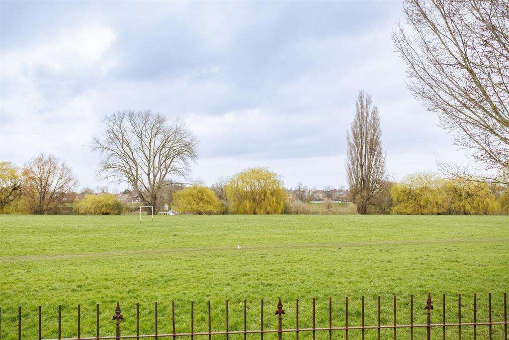 47 Aldborough Way 11.jpg