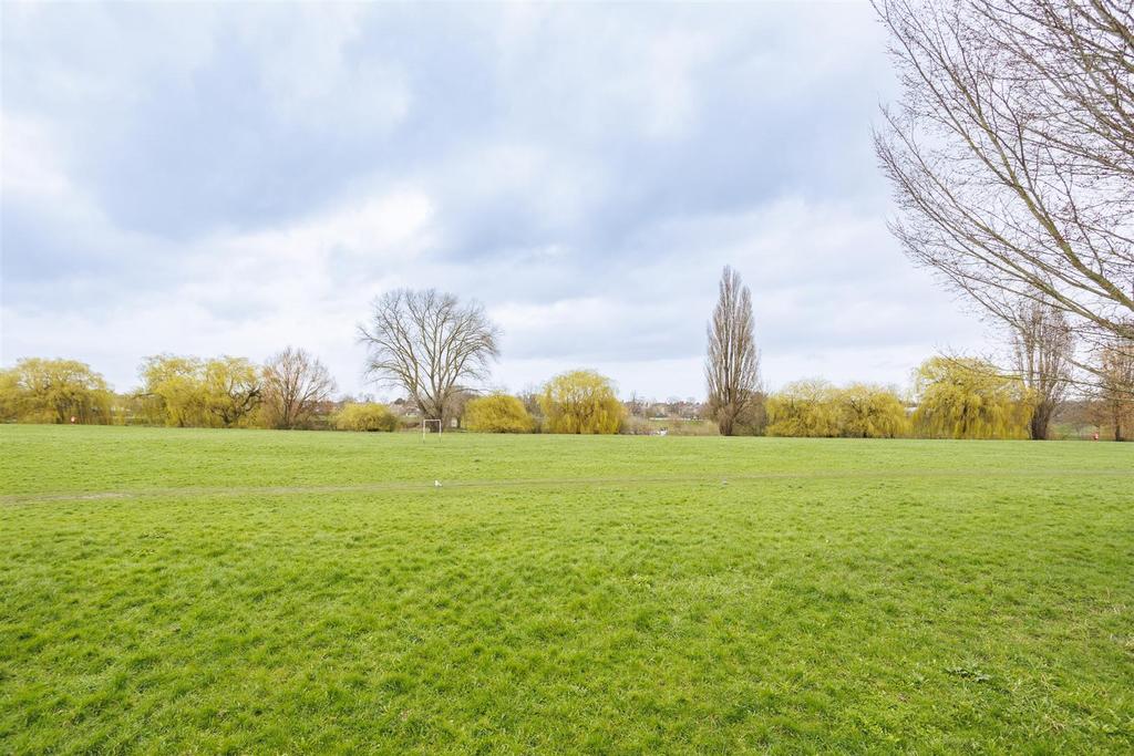 47 Aldborough Way 12.jpg
