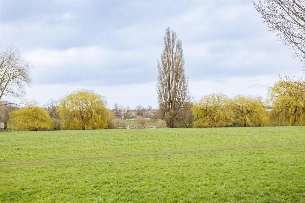 47 Aldborough Way 13.jpg