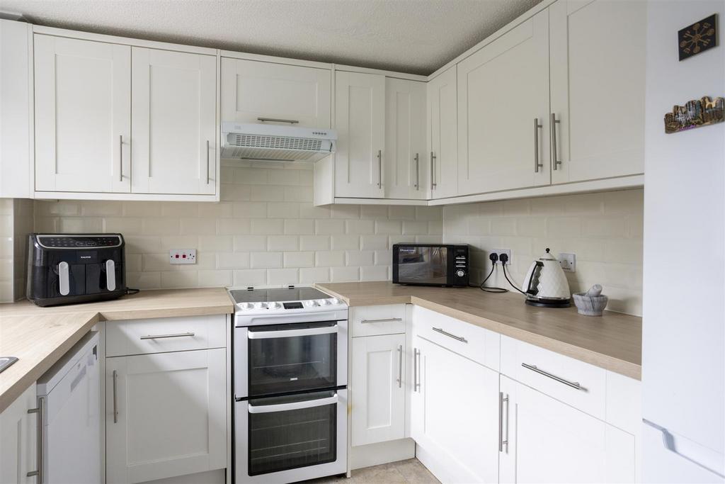 47 Aldborough Way 10.jpg