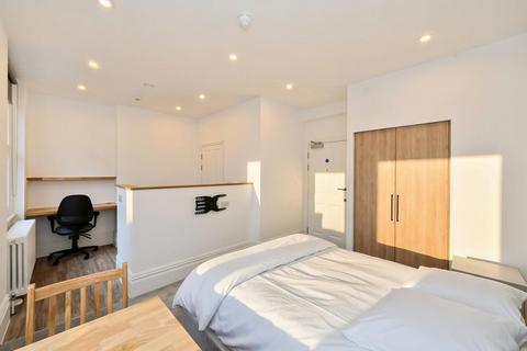 Studio to rent, Fulham Road, London