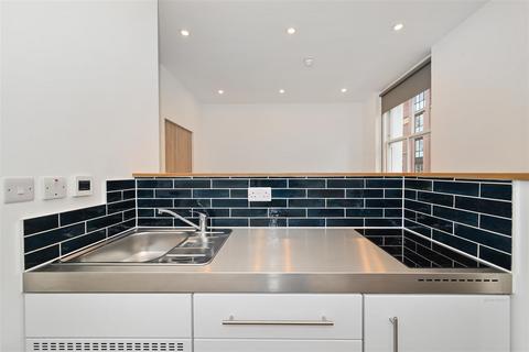 Studio to rent, Fulham Road, London