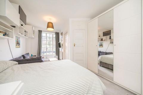 Studio to rent, Shepherds Bush Road, London W6