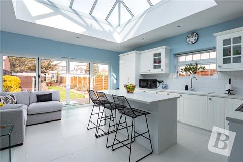 3 bedroom semi-detached house for sale, Wren Gardens, Hornchurch, RM12