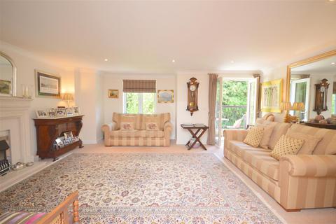 2 bedroom flat for sale, St. Monica's Road, Kingswood, Tadworth