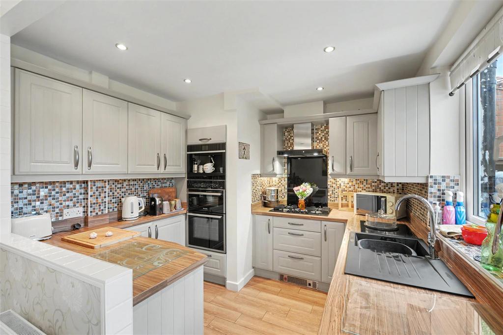 Kitchen 1.jpeg