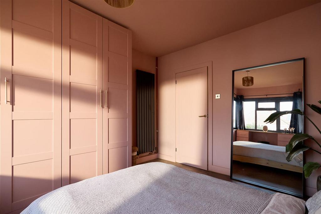 Bedroom 1 012.jpg