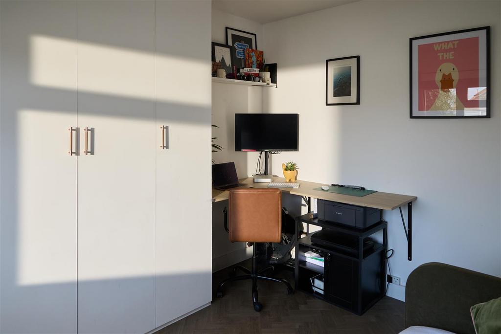 Bedroom 2 004.jpg