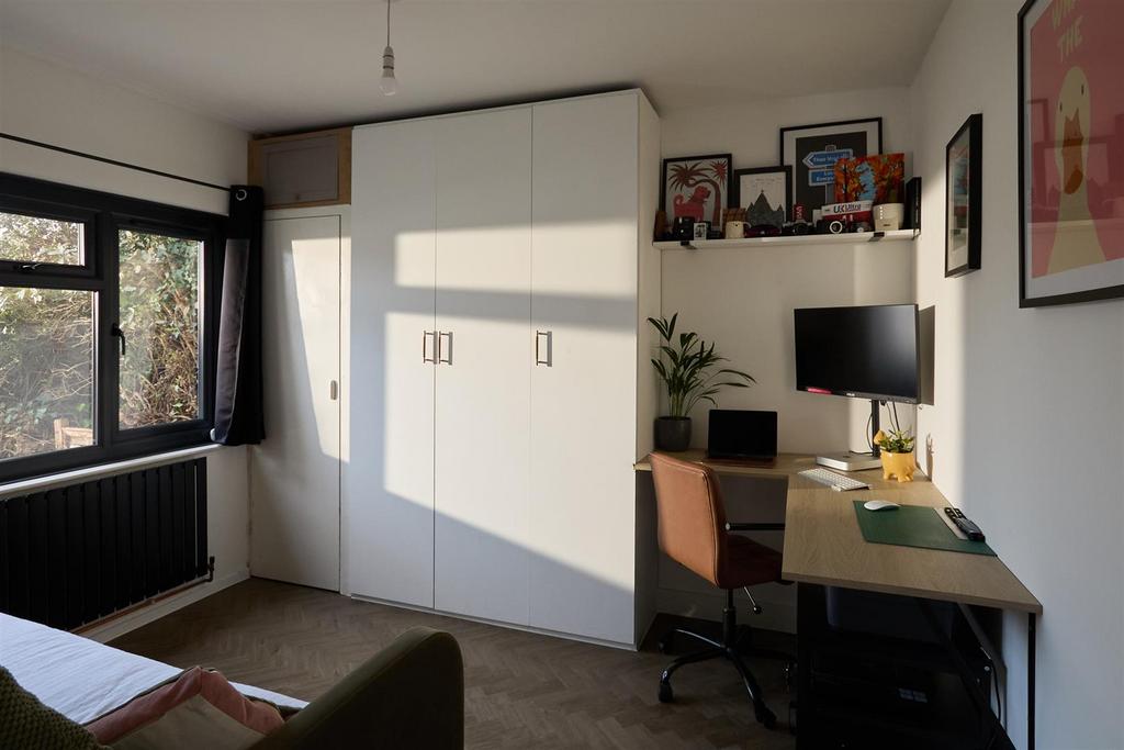 Bedroom 2 005.jpg