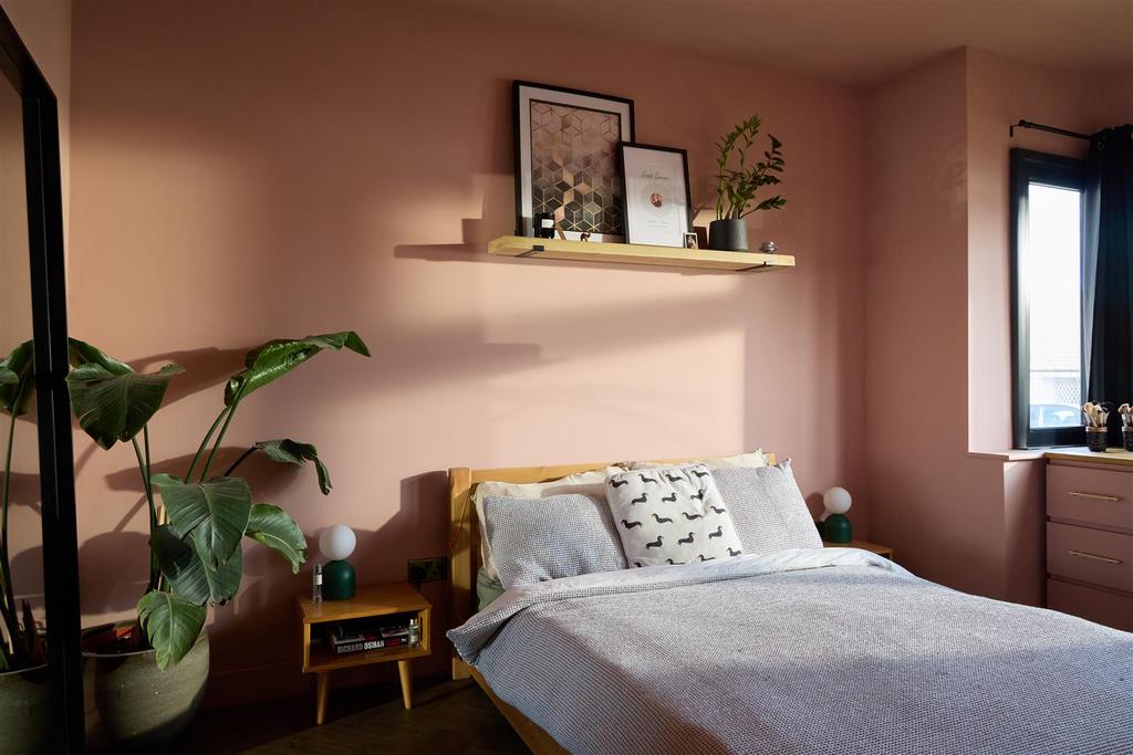 Bedroom 1 001.jpg