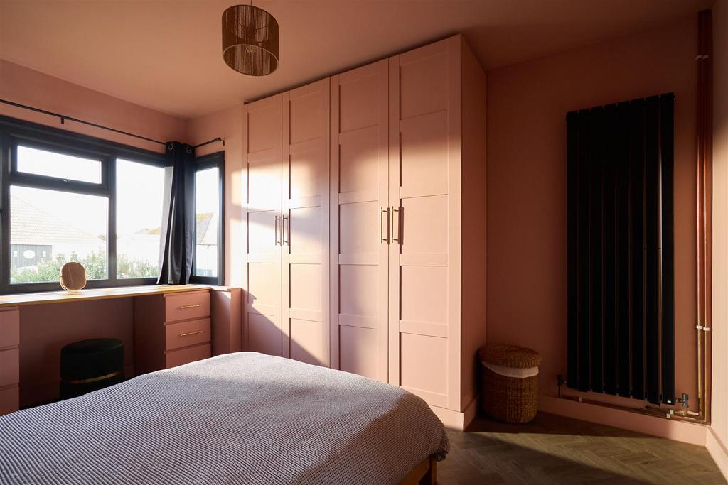 Bedroom 1 013.jpg