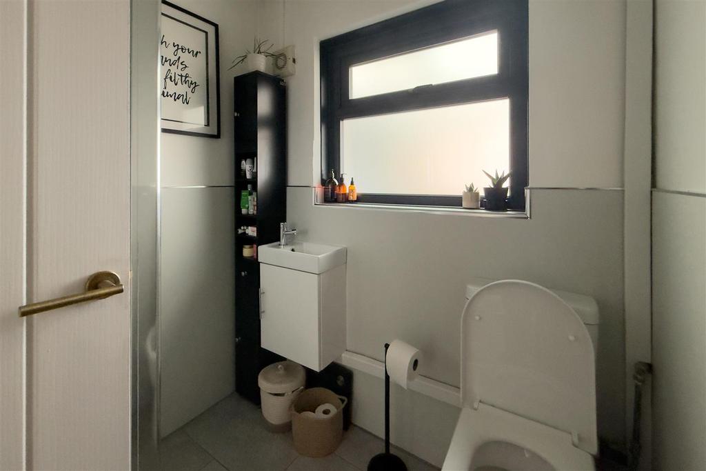 Bathroom 001.jpg