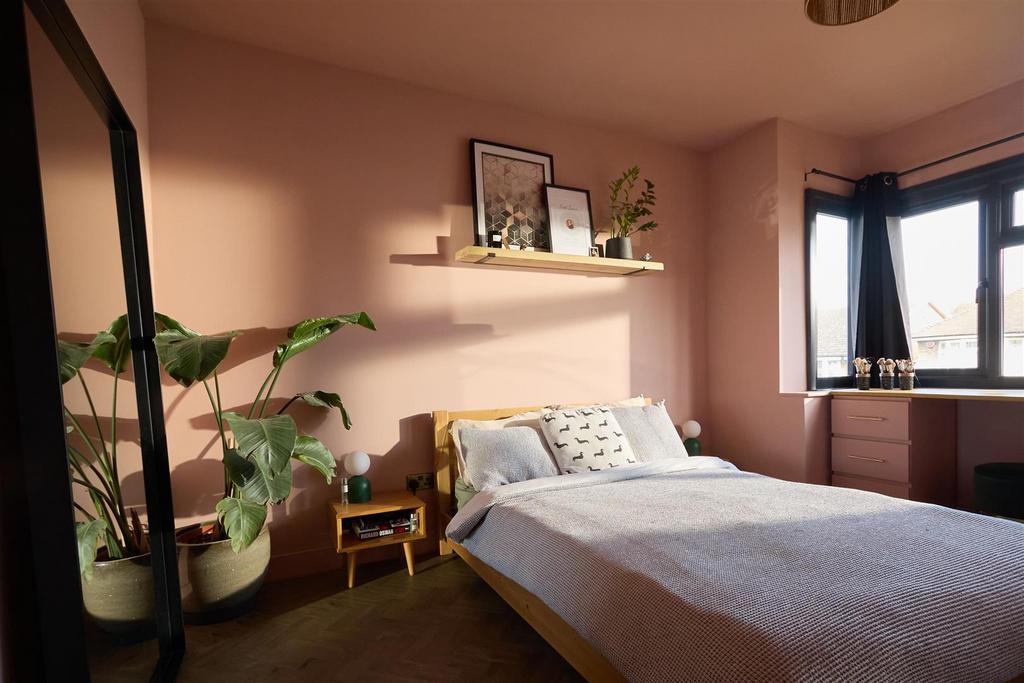 Bedroom 1 010.jpg