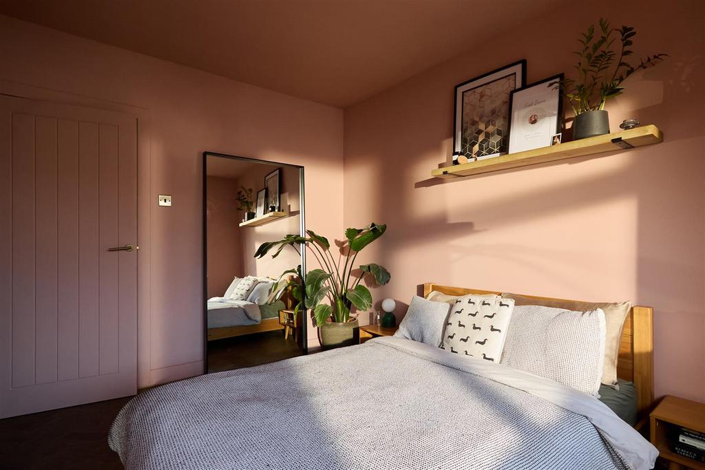Bedroom 1 011.jpg