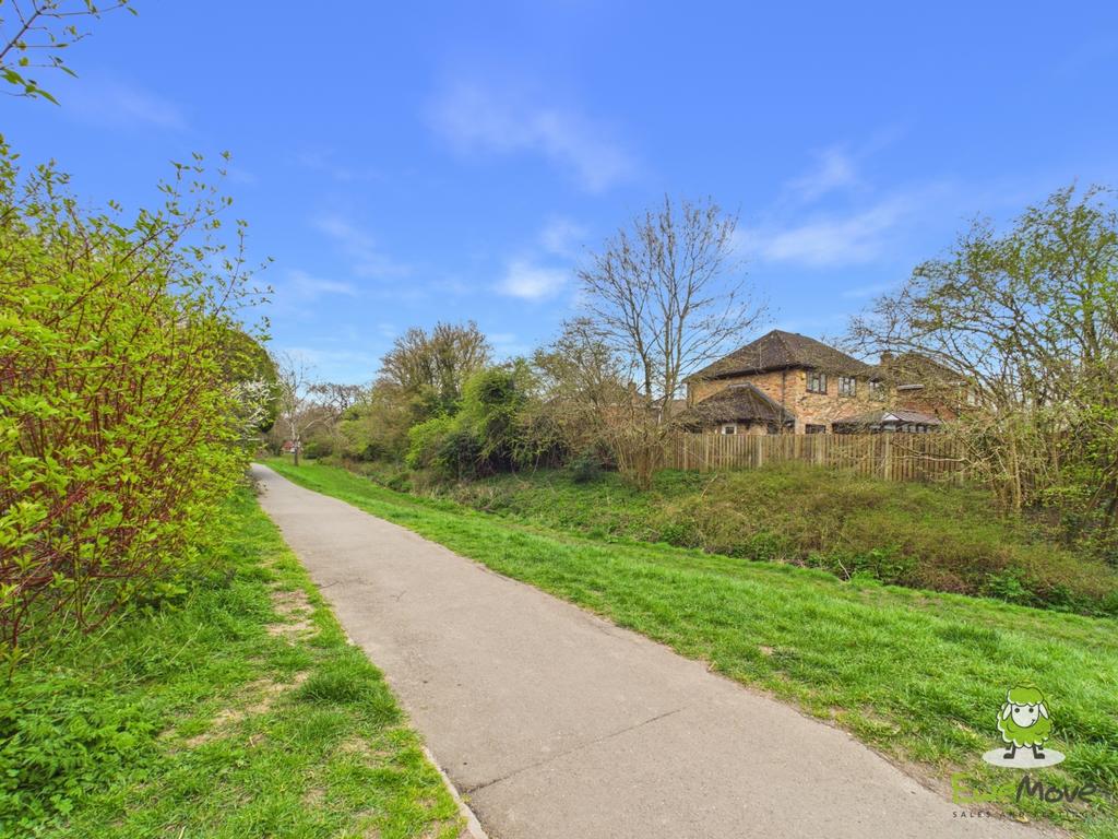 Ewe Move Estate Agents Basingstoke - Saffron Close