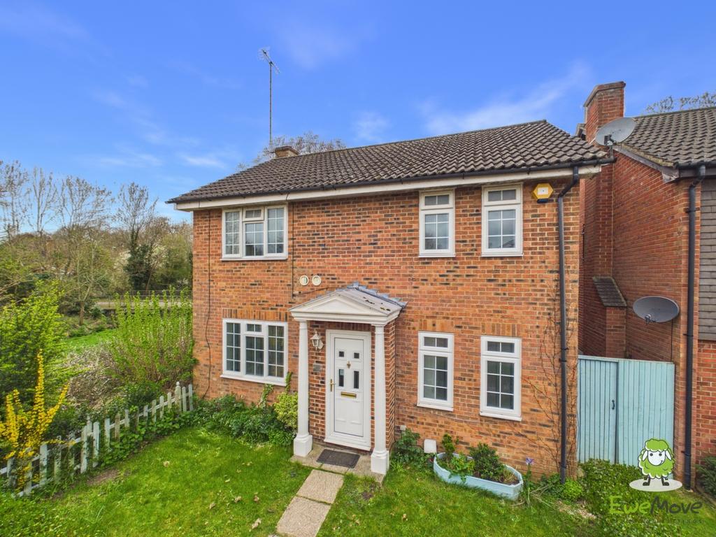 Ewe Move Estate Agents Basingstoke - Saffron Close