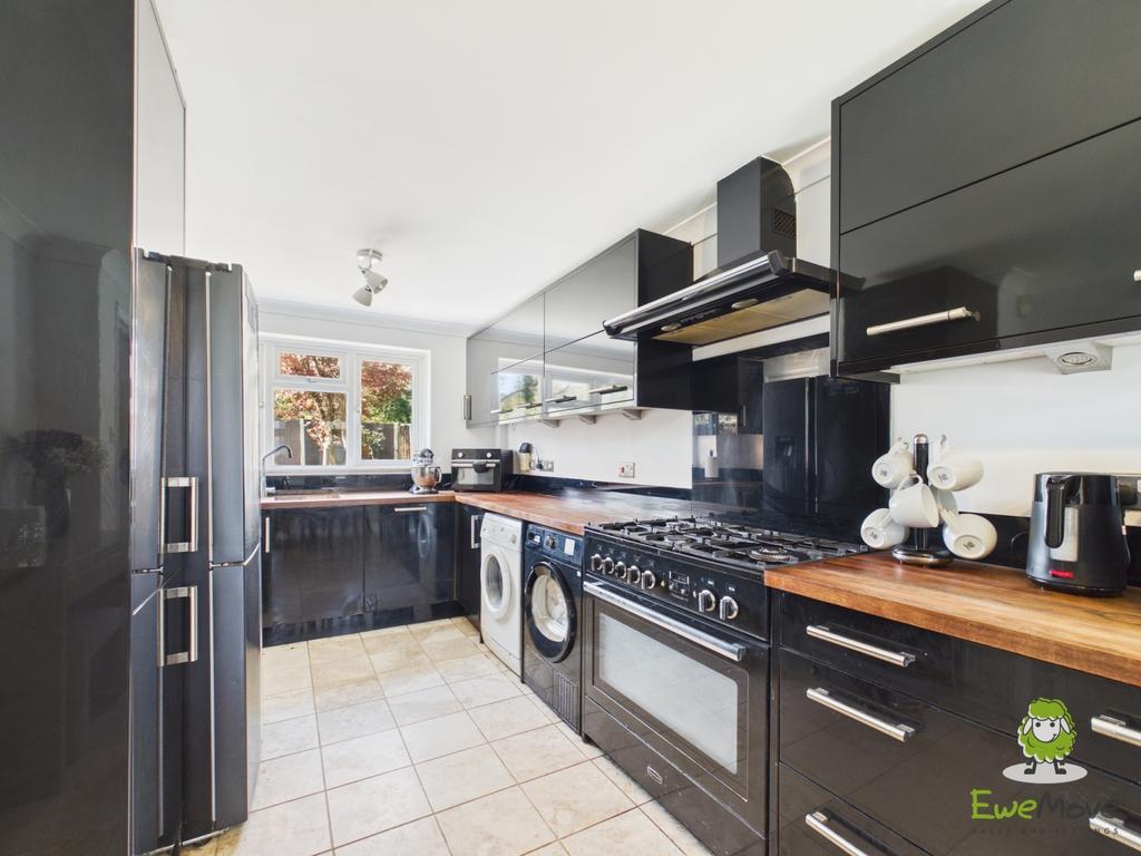 Ewe Move Estate Agents Basingstoke - Saffron Close
