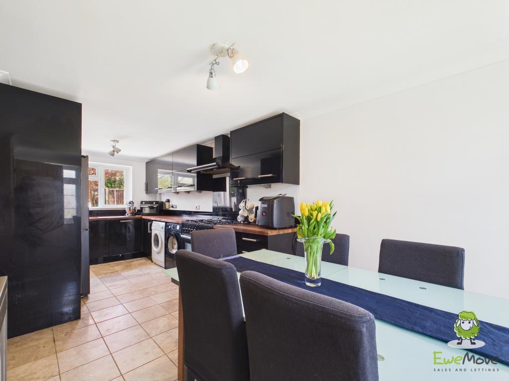 Ewe Move Estate Agents Basingstoke - Saffron Close