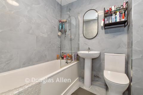 2 bedroom flat for sale, St. Barnabas Road, Woodford Green, Essex