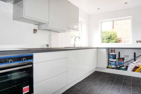 2 bedroom terraced house to rent, Lisburn Road, M40