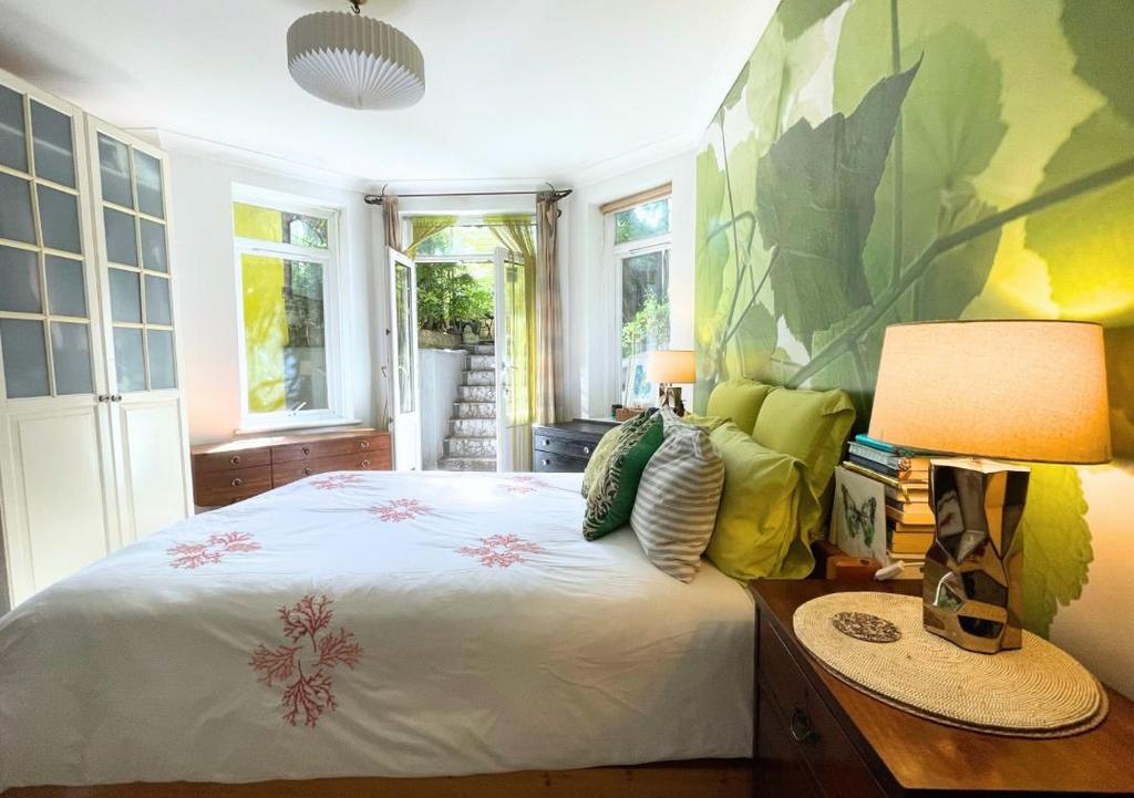 Master bedroom Salisbury Road green canopy wall.pn