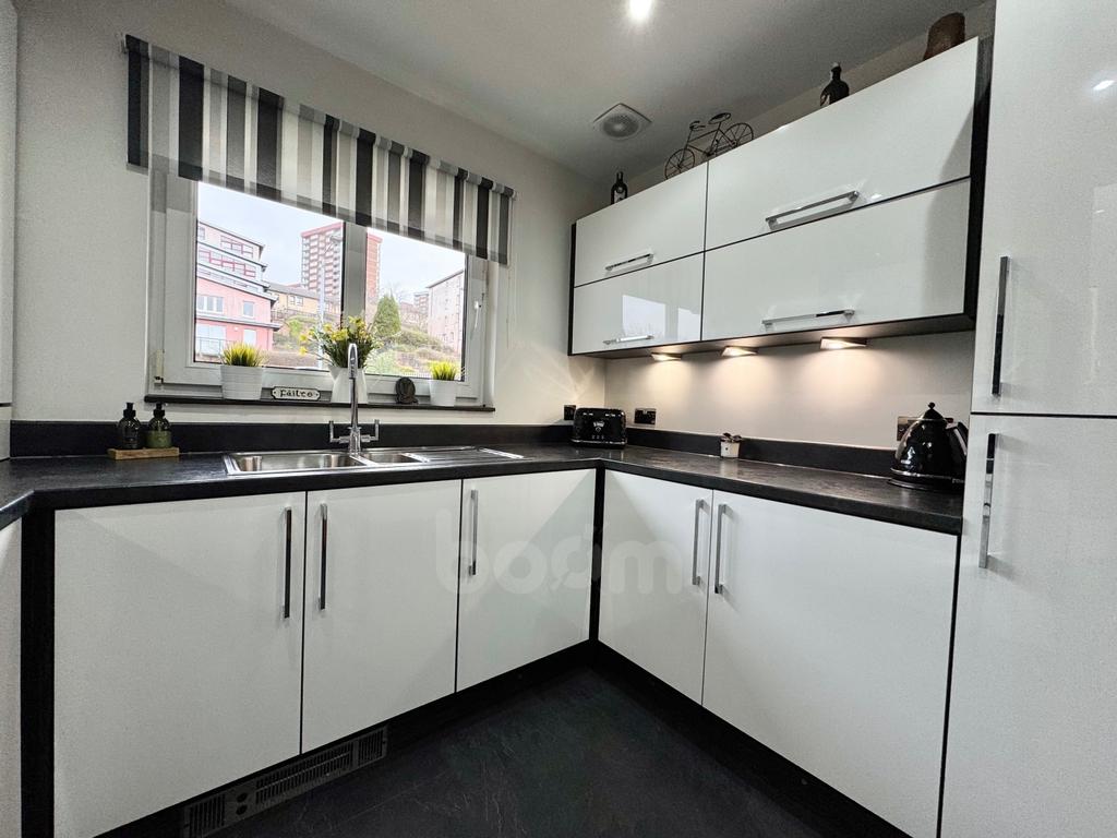 Queen Elizabeth Gardens, Clydebank dining kitchen