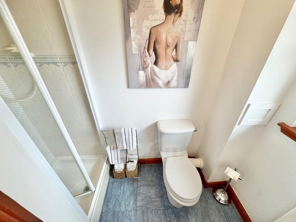 Queen Elizabeth Gardens, Clydebank en suite shower