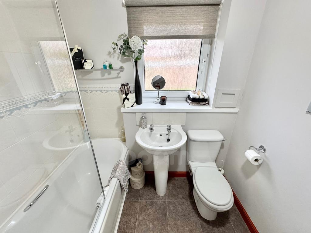 Queen Elizabeth Gardens, Clydebank bathroom pic