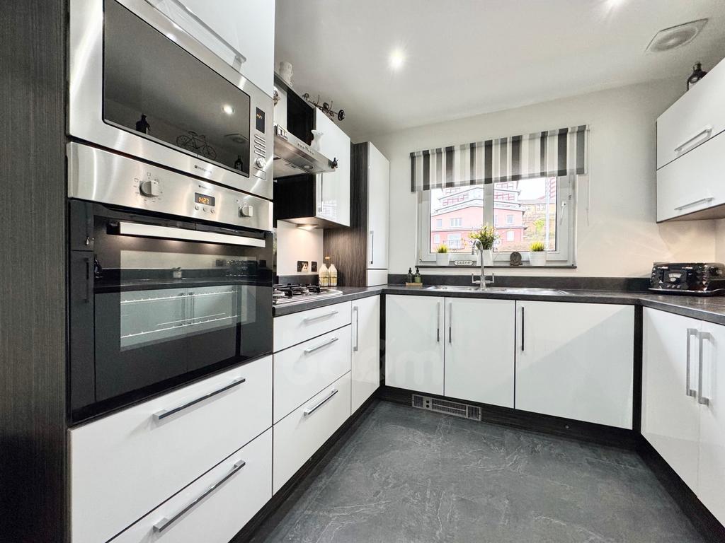 Queen Elizabeth Gardens, Clydebank dining kitchen