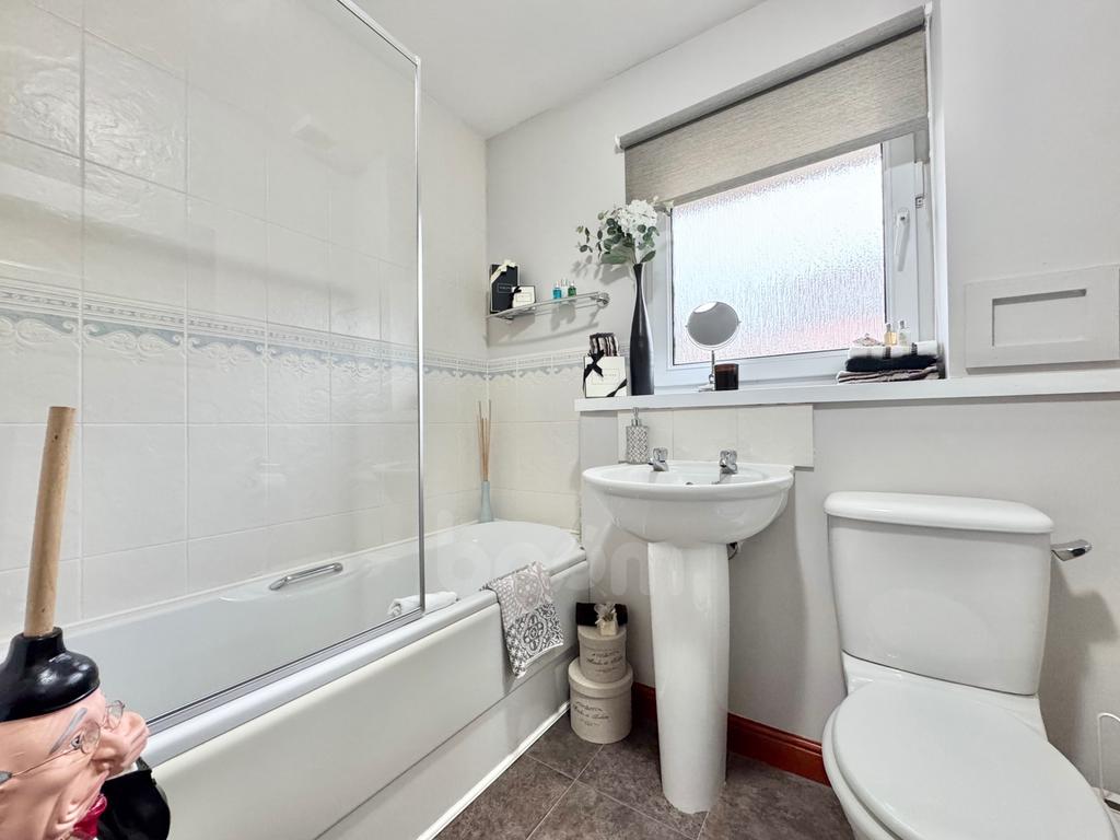 Queen Elizabeth Gardens, Clydebank bathroom