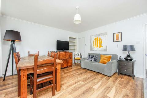 3 bedroom flat to rent, St. Saviours Estate, London SE1
