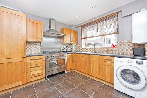 3 bedroom flat to rent, St. Saviours Estate, London SE1
