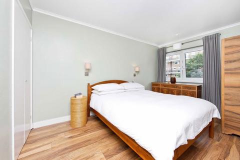 3 bedroom flat to rent, St. Saviours Estate, London SE1