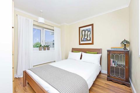3 bedroom flat to rent, St. Saviours Estate, London SE1