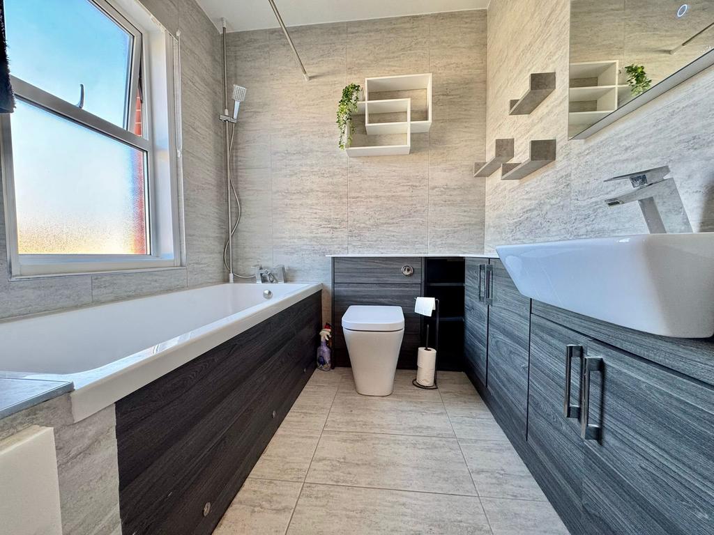 L - Ensuite