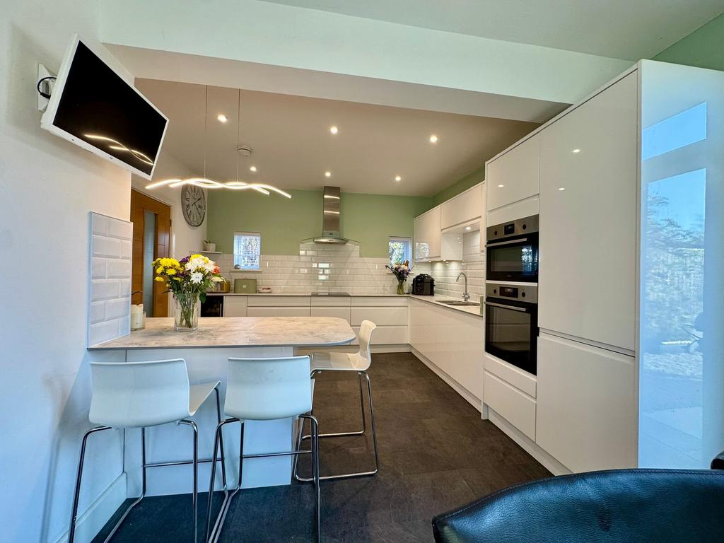 L- Kitchen