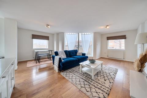 3 bedroom flat for sale, Elmfield Road, London, SW17