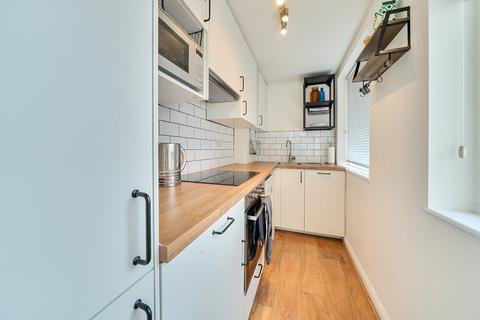 3 bedroom flat for sale, Elmfield Road, London, SW17