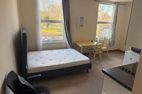 Studio to rent, High Road Leyton, London E10