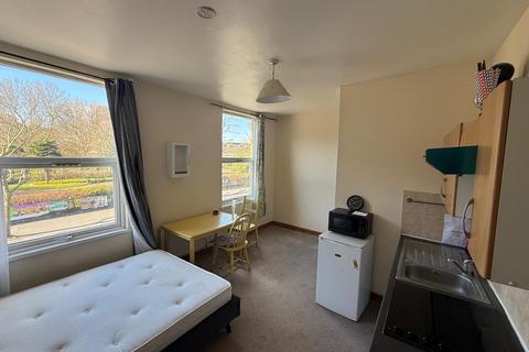 Studio to rent, High Road Leyton, London E10