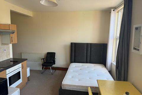Studio to rent, High Road Leyton, London E10