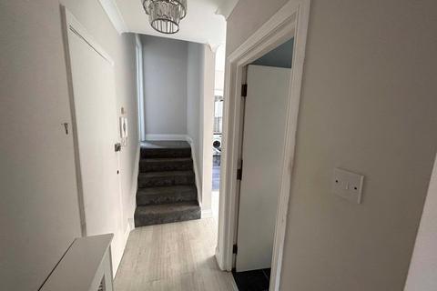 1 bedroom flat to rent, A FIRST FLOOR, ONE DOUBLE BEDROOM FLAT, AVAILABLE LONG TERM, CLOSE TO BEACH AT BOSCOMBE PIER