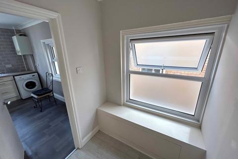 1 bedroom flat to rent, A FIRST FLOOR, ONE DOUBLE BEDROOM FLAT, AVAILABLE LONG TERM, CLOSE TO BEACH AT BOSCOMBE PIER