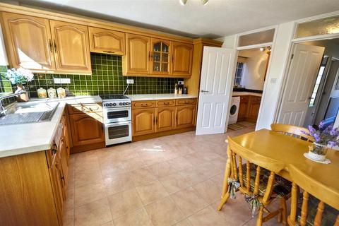 4 bedroom detached house for sale, Sunningdale, Stone