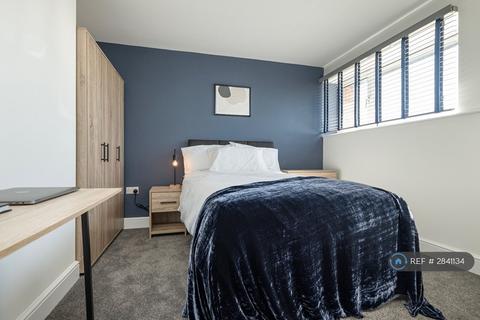 1 bedroom in a house share to rent, Albain Crescent, Ashford, TW15