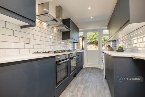 1 bedroom in a house share to rent, Albain Crescent, Ashford, TW15