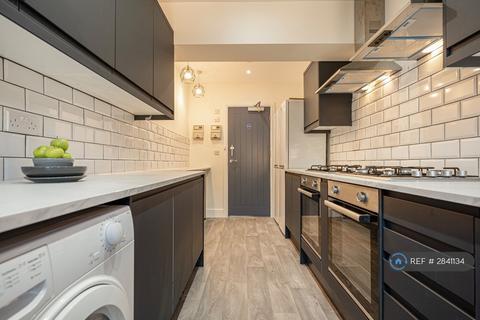 1 bedroom in a house share to rent, Albain Crescent, Ashford, TW15